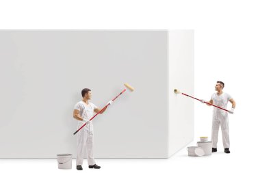 Tam uzunlukta profil atış iki ressamlar beyaz arka plan üzerinde izole bir duvar boyama