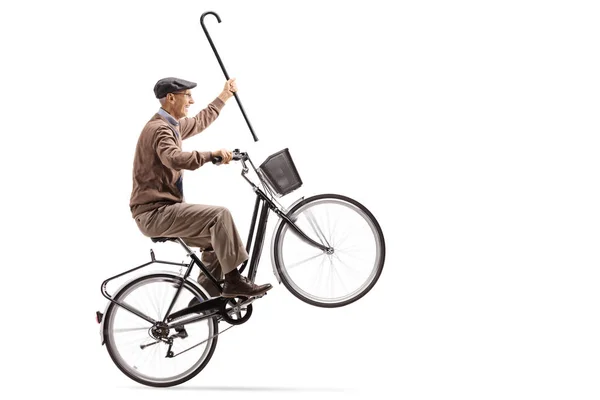 Joyful Sênior Com Uma Bengala Montando Uma Bicicleta Fazendo Wheelie — Fotografia de Stock