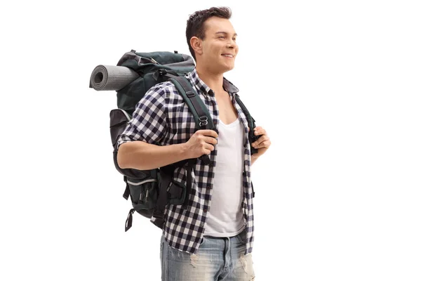 Wanderer Mit Rucksack Schaut Weg Und Lächelt Isoliert Auf Weißem — Stockfoto