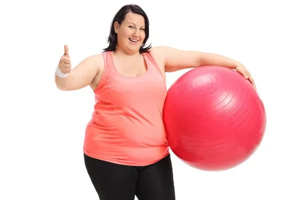 Übergewichtige Frau Mit Einem Pilates Ball Die Eine Daumen Hoch — Stockfoto