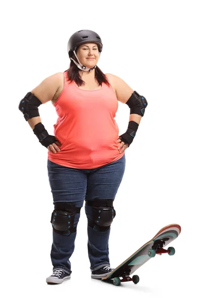 Ganzkörperporträt Einer Übergewichtigen Frau Mit Skateboard Und Schutzausrüstung Auf Weißem — Stockfoto