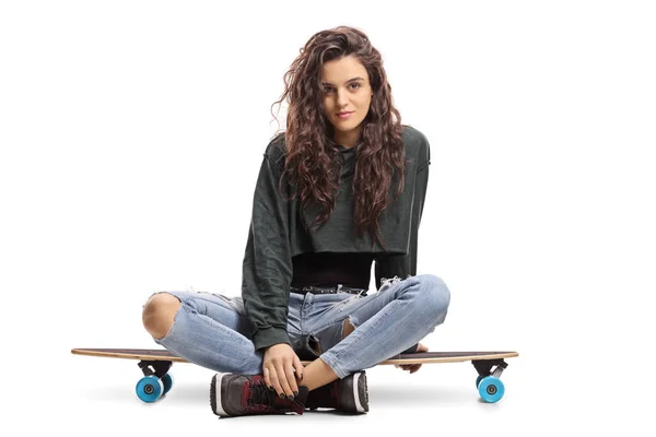 Skater Girl Assis Sur Longboard Regardant Caméra Isolée Sur Fond — Photo