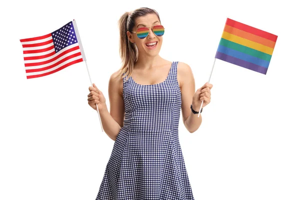 Jonge Vrouw Met Een Amerikaanse Vlag Ene Hand Een Regenboogvlag — Stockfoto