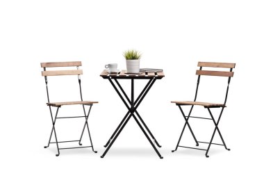 Sehpa ile iki sandalye beyaz arka plan üzerinde izole