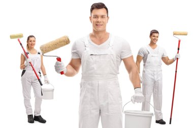 Boya merdaneleri ve beyaz arka plan üzerinde izole kovaları ile ressamlar