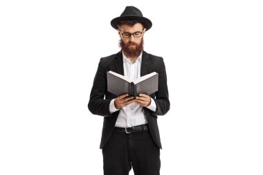 Dindar biri beyaz arka plan üzerinde izole bir kitap okuma
