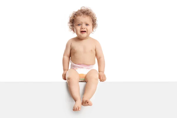 Babyjongen Zitten Een Paneel Huilen Geïsoleerd Witte Achtergrond — Stockfoto