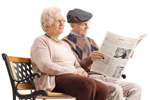 Mayores Sentados Banco Leyendo Periódico Aislado Sobre Fondo Blanco — Foto de Stock