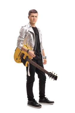 Tam uzunlukta bir genç beyaz arka plan üzerinde izole bir elektro gitar ile portresi
