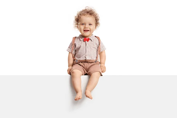 パネルの上に座ってとの分離の白い背景を笑って男の子の赤ちゃん — ストック写真