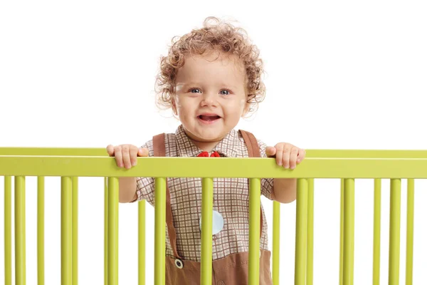 Babyjongen Een Kinderbed Bed Geïsoleerd Witte Achtergrond — Stockfoto