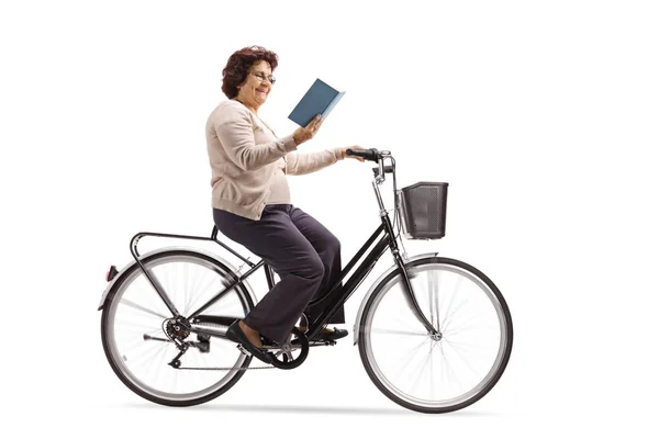 Mujer Madura Montando Bicicleta Leyendo Libro Aislado Sobre Fondo Blanco — Foto de Stock