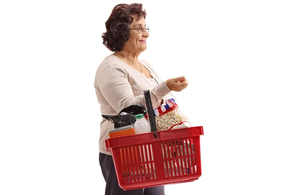 Oudere Vrouw Met Een Winkelwagentje Geïsoleerd Witte Achtergrond — Stockfoto