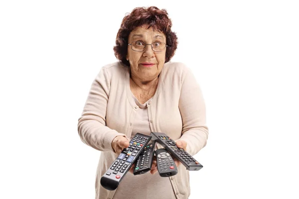 Verwarde Bejaarde Vrouw Met Afstandsbedieningen Geïsoleerd Witte Achtergrond — Stockfoto