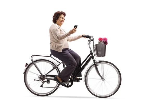 Mujer Mayor Montando Una Bicicleta Mirando Teléfono Aislado Sobre Fondo —  Fotos de Stock