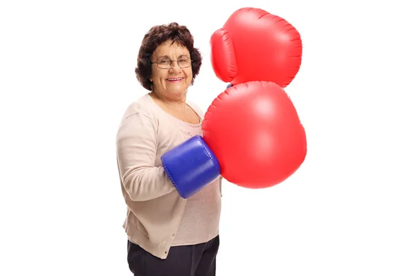 Rijpe Vrouw Dragen Van Een Paar Grote Bokshandschoenen Geïsoleerd Witte — Stockfoto