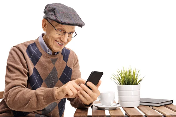 Uomo Maturo Seduto Tavolino Guardando Suo Telefono Isolato Sfondo Bianco — Foto Stock
