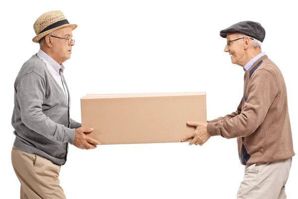 Mayores Llevando Una Gran Caja Cartón Aislada Sobre Fondo Blanco — Foto de Stock