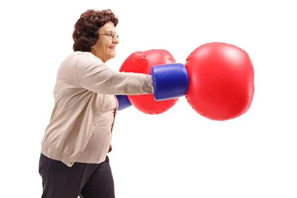 Oudere Vrouw Met Een Paar Grote Bokshandschoenen Geïsoleerd Witte Achtergrond — Stockfoto