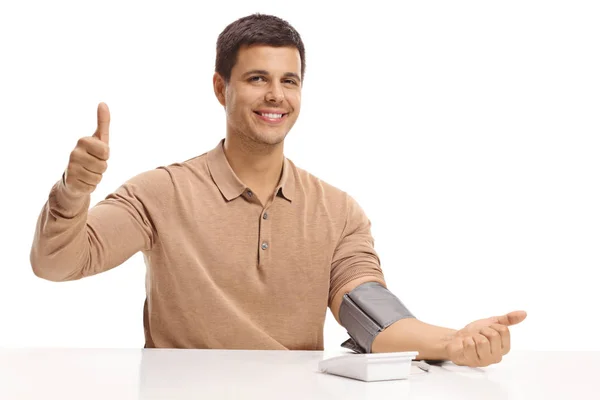 Joven Midiendo Presión Arterial Haciendo Signo Pulgar Hacia Arriba Aislado — Foto de Stock