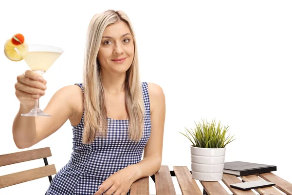 Jeune Femme Avec Cocktail Assis Une Table Isolée Sur Fond — Photo