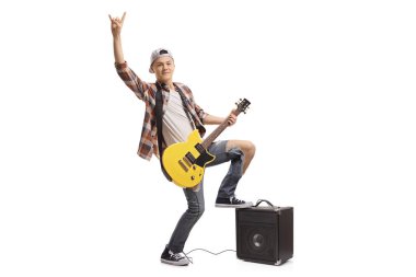 Bir gencin bir elektro gitar ve beyaz arka plan üzerinde izole bir rock jest yapma bir amplifikatör ile tam uzunlukta portre