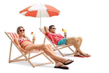 Turistler şezlonglar beyaz arka plan üzerinde izole oturuyor ve kokteyller ile