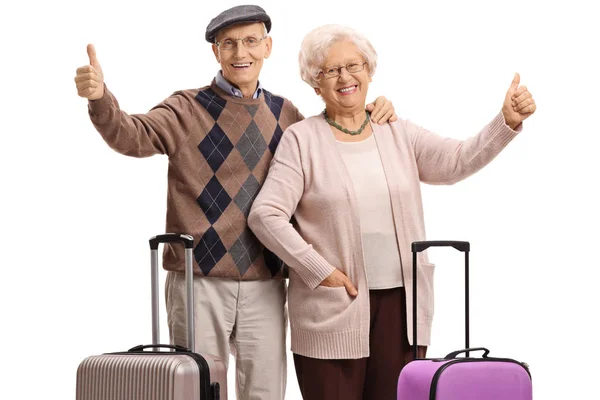 Senioren Mit Koffern Die Auf Weißem Hintergrund Vereinzelt Die Daumen — Stockfoto