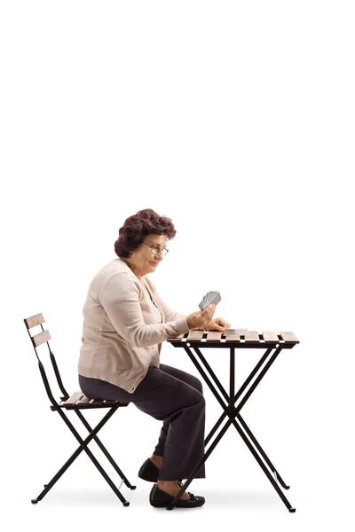 Senior Dame Zittend Aan Een Tafel Speelkaarten Geïsoleerd Witte Achtergrond — Stockfoto