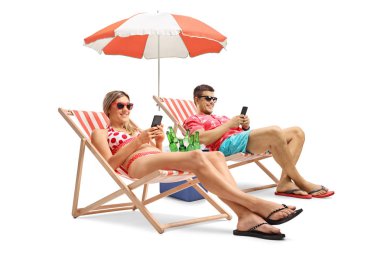 Beyaz arka plan üzerinde izole şezlonglar oturan telefonlarının turistlerle