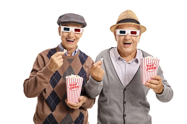 Vrolijke Senioren Bril Eten Popcorn Geïsoleerd Witte Achtergrond — Stockfoto