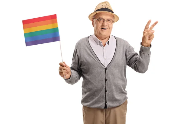 Hombre Maduro Sosteniendo Una Bandera Arco Iris Haciendo Gesto Paz — Foto de Stock