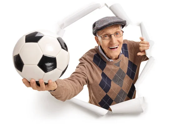 Senior Mit Einem Fußball Der Papier Durchbricht — Stockfoto