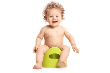 Beyaz arka plan üzerinde izole bir lazımlık üzerinde oturan erkek bebek