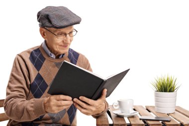 Üst düzey bir sehpa oturan ve beyaz arka plan üzerinde izole bir kitap okuma