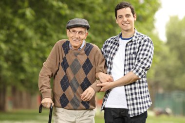 Kıdemli bir genç adamla açık havada