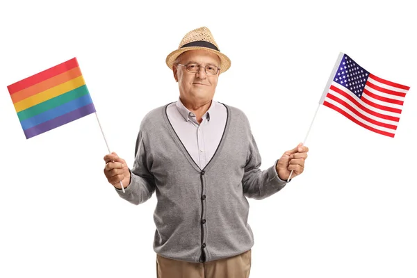 虹色の旗と白い背景に分離されたアメリカ国旗と中年の男性 — ストック写真