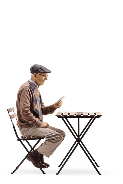 Sénior Sentado Uma Mesa Jogando Cartas Isoladas Fundo Branco — Fotografia de Stock