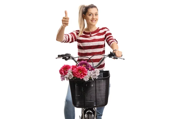 Junge Frau Fährt Fahrrad Und Macht Ein Daumen Hoch Zeichen — Stockfoto