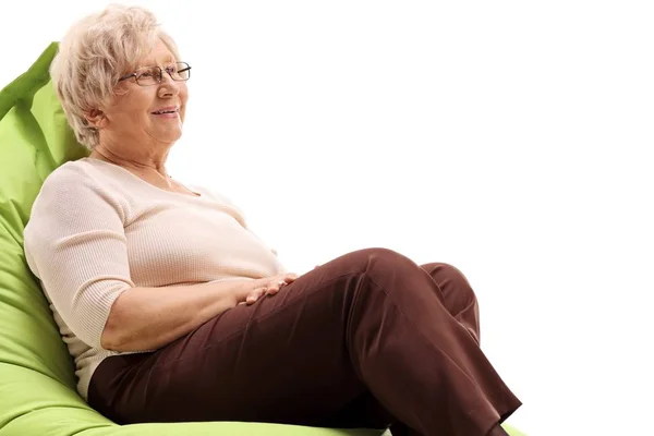 Femme Âgée Assise Sur Sac Haricot Isolé Sur Fond Blanc — Photo