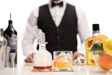 Beyaz arka plan üzerinde izole bir viski kokteyli hizmet barmen