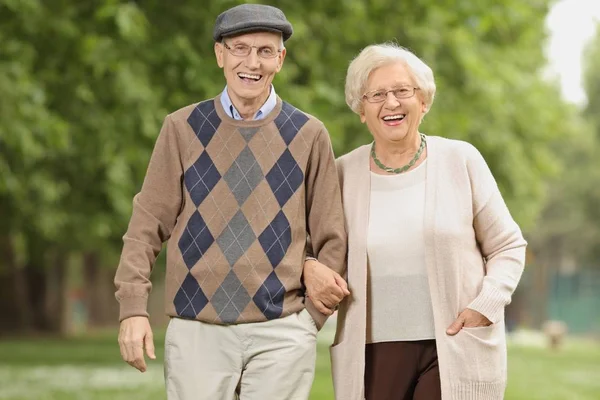 Ouder Paar Glimlachend Buitenshuis — Stockfoto
