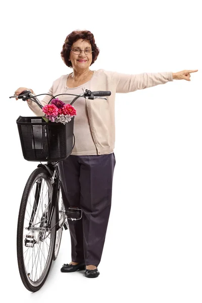 Retrato Comprimento Total Uma Mulher Idosa Com Uma Bicicleta Apontando — Fotografia de Stock