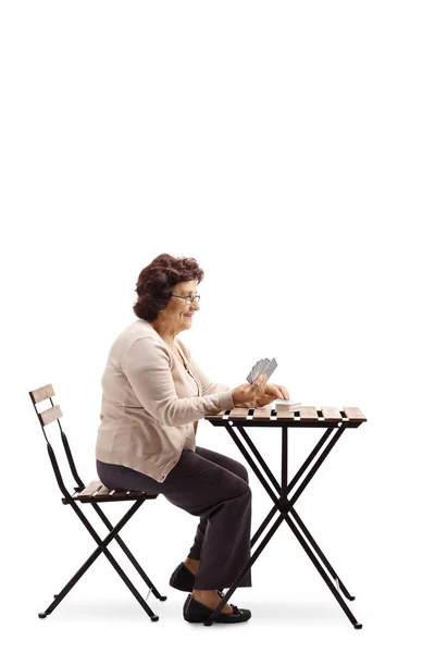 Dame Âgée Assise Sur Une Table Jouant Aux Cartes Isolées — Photo