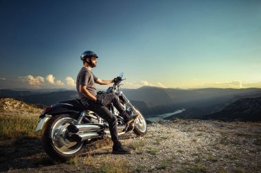 Manzarayı bir motosiklet üzerinde eğilerek bisikletçinin