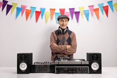 Dekorasyon bayrakları taşıyan bir duvara yaşlı Dj