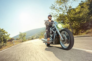 Açık arazide bir motosiklet sürme motorcu