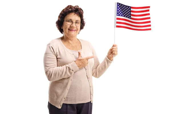 Mulher Idosa Segurando Uma Bandeira Americana Apontando Isolada Fundo Branco — Fotografia de Stock