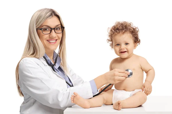 Médico Femenino Examinando Bebé Con Estetoscopio Aislado Sobre Fondo Blanco — Foto de Stock