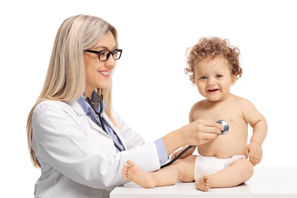 Médico Femenino Examinando Niño Aislado Sobre Fondo Blanco — Foto de Stock